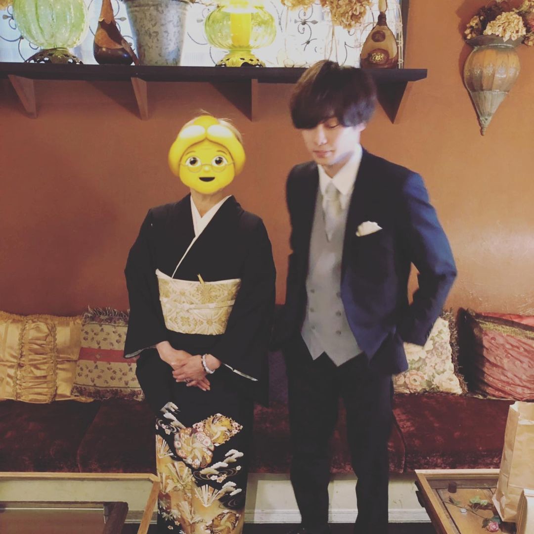 柾木玲弥 真ん中のお兄ちゅんの結婚式でした たくさんコメント欲しいって言ってたので一番上の兄に対してコメントしてあげてください とりまオメ お母さんと兄弟で撮らず一緒に撮 Vivizine