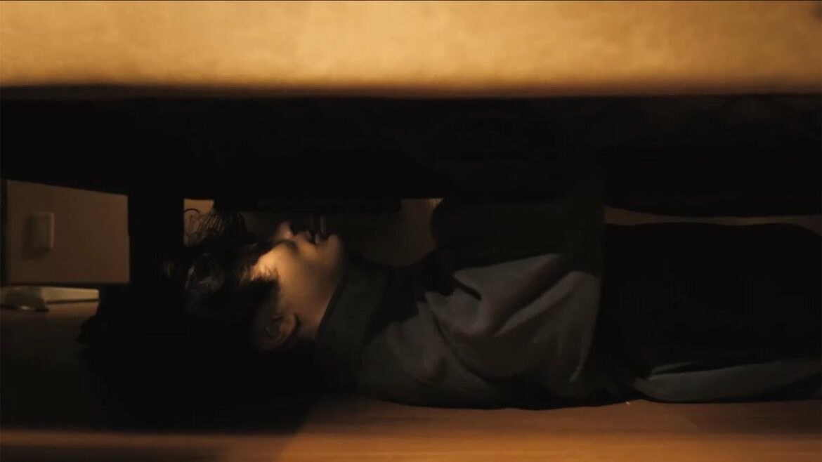 高良健吾、愛する女性の家に“侵入” ベッドの下で …映画「アンダー・ユア・ベッド」本編映像が公開