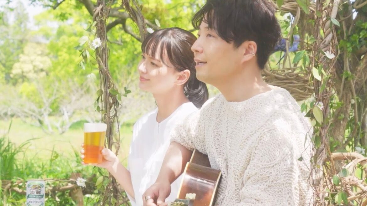星野源、楽曲「不思議」弾き語りアレンジ披露 多部未華子は歌声ににっこり 「淡麗グリーンラベル」新CM「GREEN JUKEBOX 居篇」 星野源、楽曲「不思議」弾き語りアレンジ披露 多部未華子は歌声ににっこり 「淡麗グリーンラベル」新CM「GREEN JUKEBOX 居篇」