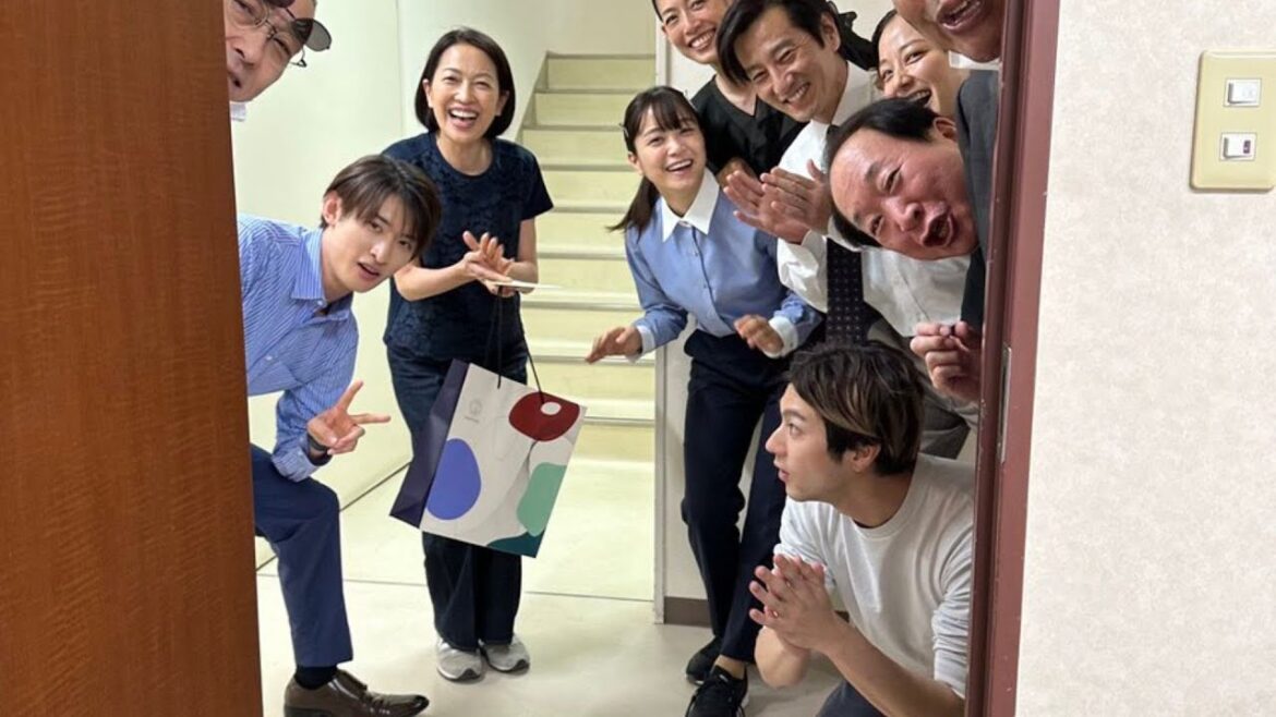 Snow Man・向井康二ら、「特捜9」メンバーが井ノ原快彦の誕生日をお祝い!感動のサプライズの瞬間にほっこり Snow Man・向井康二ら、「特捜9」メンバーが井ノ原快彦の誕生日をお祝い!感動のサプライズの瞬間にほっこり