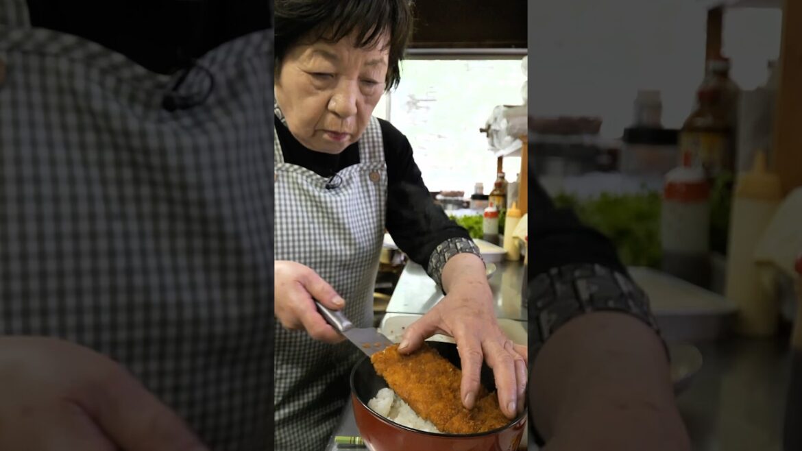 “綾瀬はるか”が山奥で食べた「伝説のかつ丼」を作る86歳スーパーお母さん! "綾瀬はるか"が山奥で食べた「伝説のかつ丼」を作る86歳スーパーお母さん!